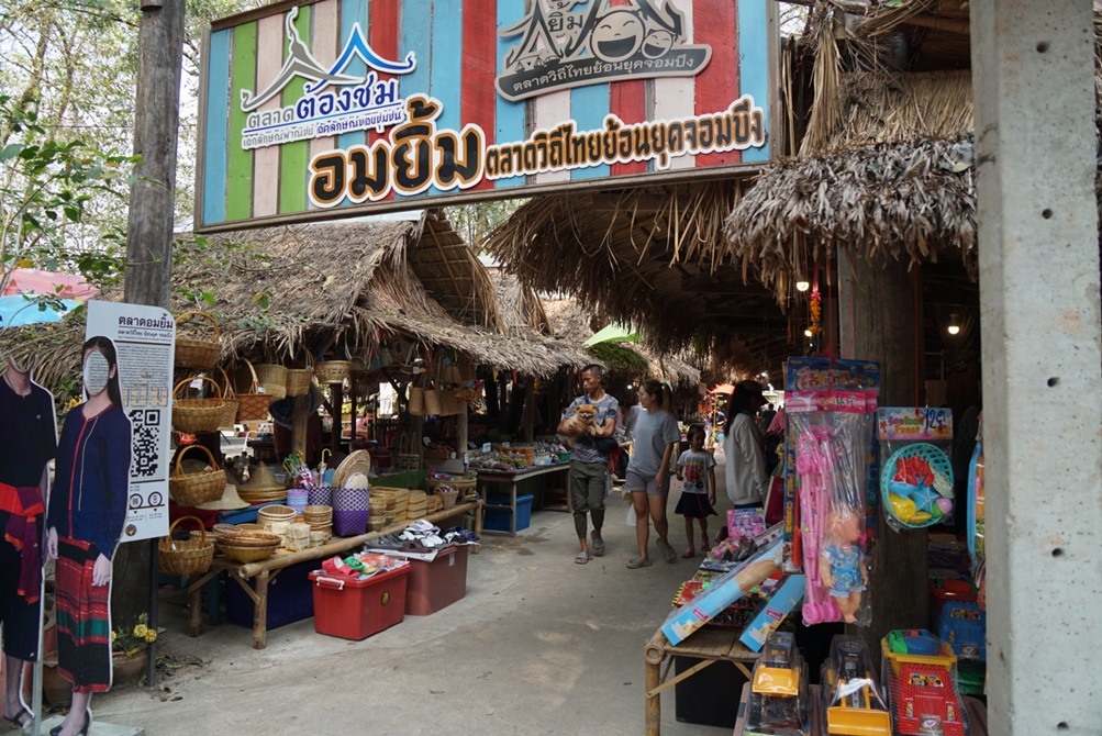 【叻丕府】一起和當地人去寺廟趕集的古早味市集 Om Yim Market
