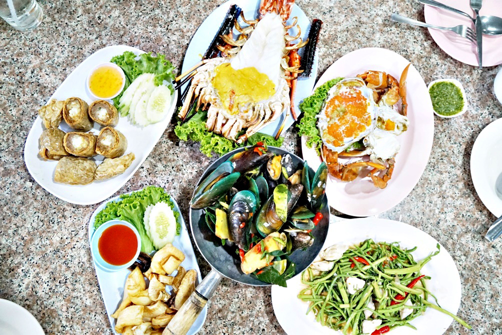 【米其林曼谷小吃】美功海產店 Mae Klong Seafood，手臂長大頭蝦、牛奶蒸蟹黃，銅板價帶你吃遍曼谷美食
