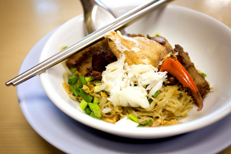 【米其林曼谷小吃】陳牛記蟹鉗麵 Sawang Noodle Shop，叉燒餛飩蟹肉與雞蛋麵的完美相遇，銅板價帶你吃遍曼谷美食