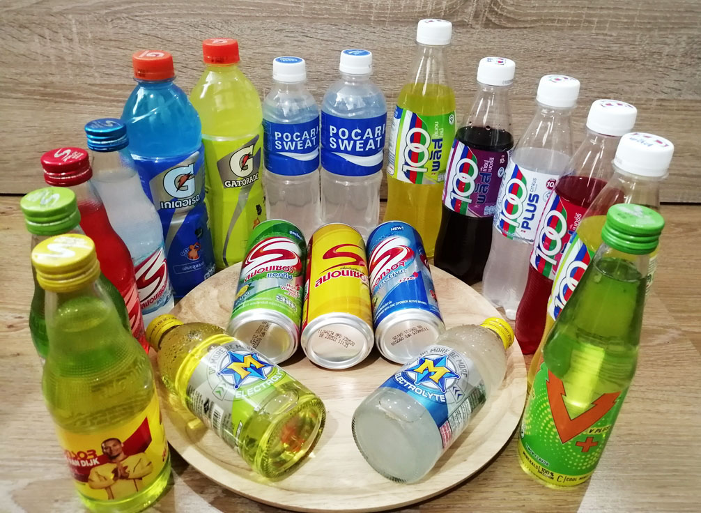 【泰國超市】泰國運動飲料大特搜：在泰國旅遊光喝水是不夠的，你就該隨時來一瓶運動飲料補充電解質！