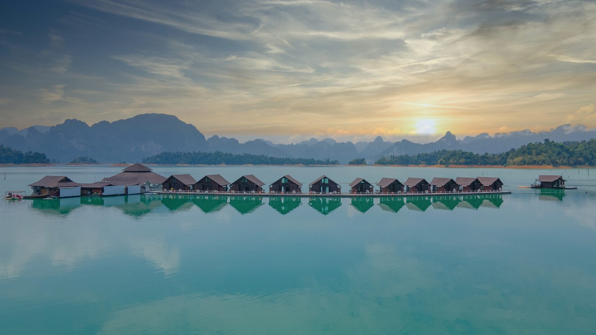 【泰國國旅】飯店套裝：500 Rai Floating Resort – Surat Thani 素叻他尼500萊漂浮水上屋2 天 1 夜自由行包套行程