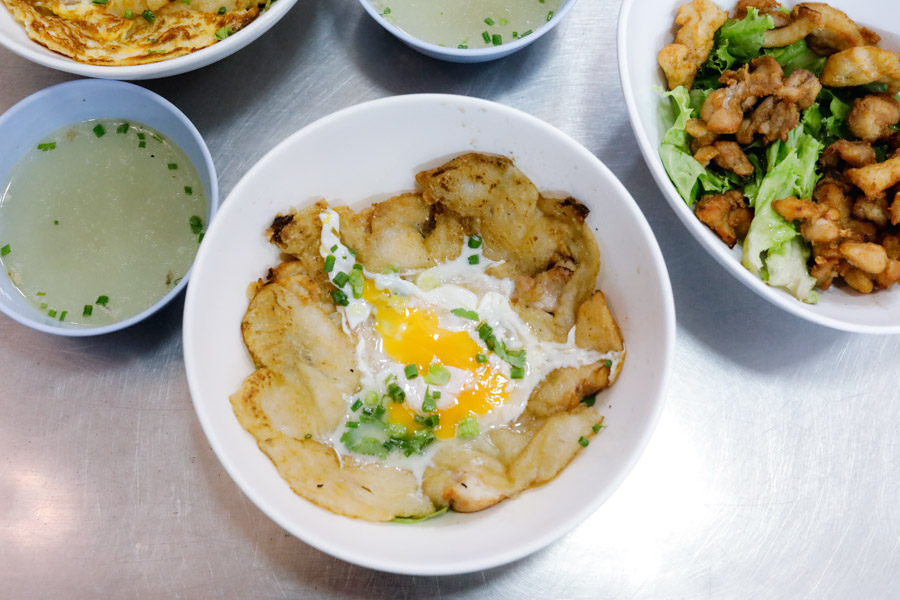 【米其林曼谷小吃】安乾炒雞肉粿條 Ann Guay Tiew Kua Gai，粿條界的親子丼，銅板價帶你吃遍曼谷美食
