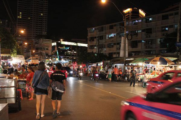 【曼谷夜市】匯狂夜市 Huai Khwang 玩全攻略 －空著肚子來逛就對了！