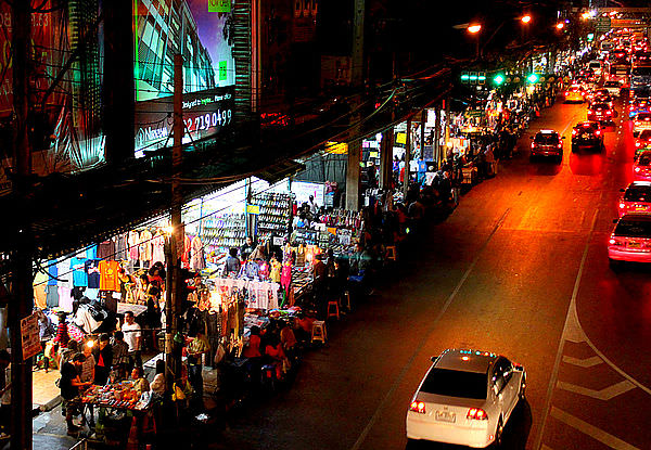 【曼谷夜市】不怕走到鐵腿就來挑戰Ramkhamhaeng（蘭甘杏）夜市吧!!