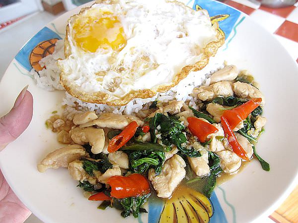 【泰國菜教學】教你做泰國菜 Part 2 －「打拋雞肉飯加荷包蛋」