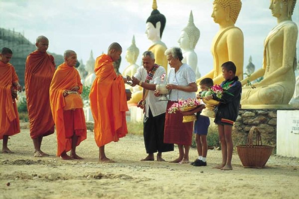 20天刚微亮到早上八點左右佛教信徒为了赠送东西给僧人